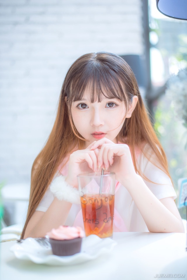 严颜乃蜀中名将，而且在刘焉入蜀之前，就已经名动蜀中，自问无论兵法武艺，不会比中原那些名将差多少，但却苦于没有证实自己的机会，这一次诸葛亮入蜀，本以为会有一场恶战，只可惜，成都事变，连主公都没了，再打下去也就没有了意义，所以他选择了向诸葛亮投诚。